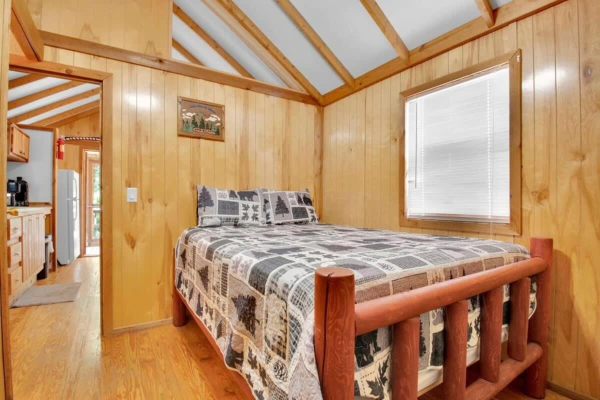 Charming Log Cabin In בלומינגטון מראה חיצוני תמונה
